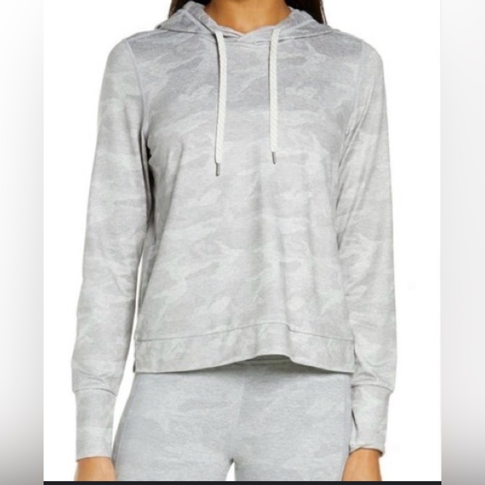 Vuori Halo Essential Hoodie in pale heather‎ camo Women’s Size Large